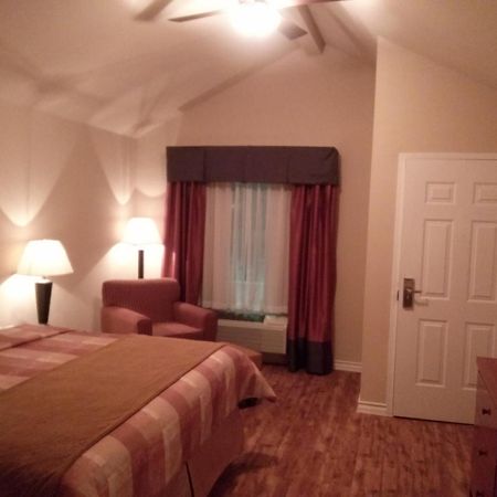 Fieldhouse Inn & Conference Center Kenedy ภายนอก รูปภาพ