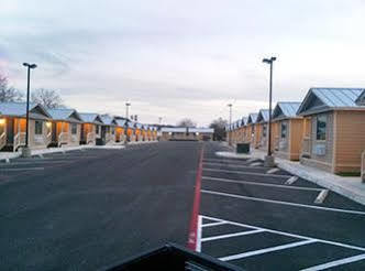 Fieldhouse Inn & Conference Center Kenedy ภายนอก รูปภาพ